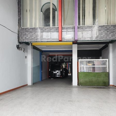 Puspita Homestay Mitra Reddoorz Bekasi Esterno foto