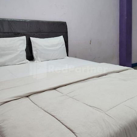 Puspita Homestay Mitra Reddoorz Bekasi Esterno foto