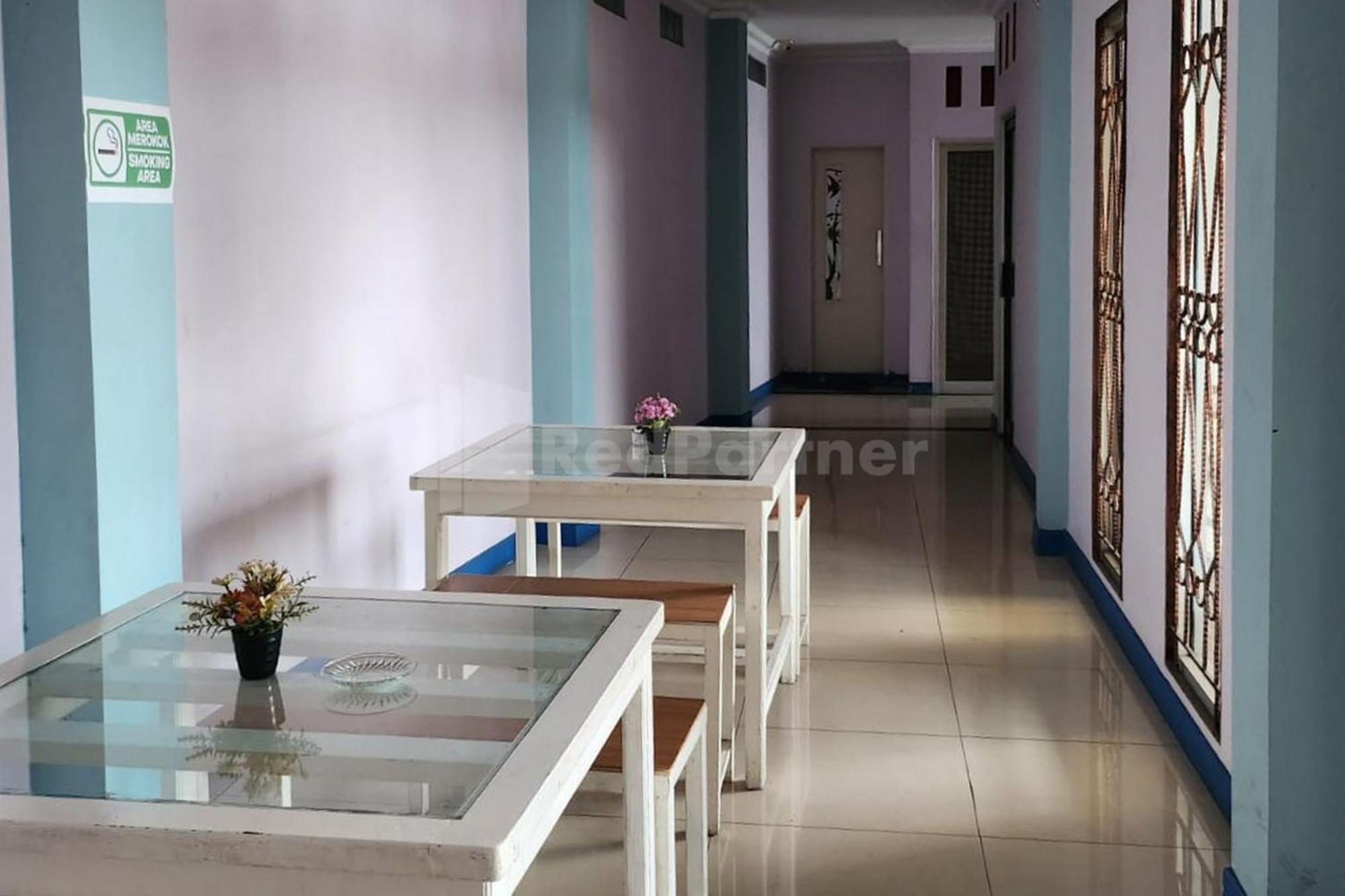 Puspita Homestay Mitra Reddoorz Bekasi Esterno foto