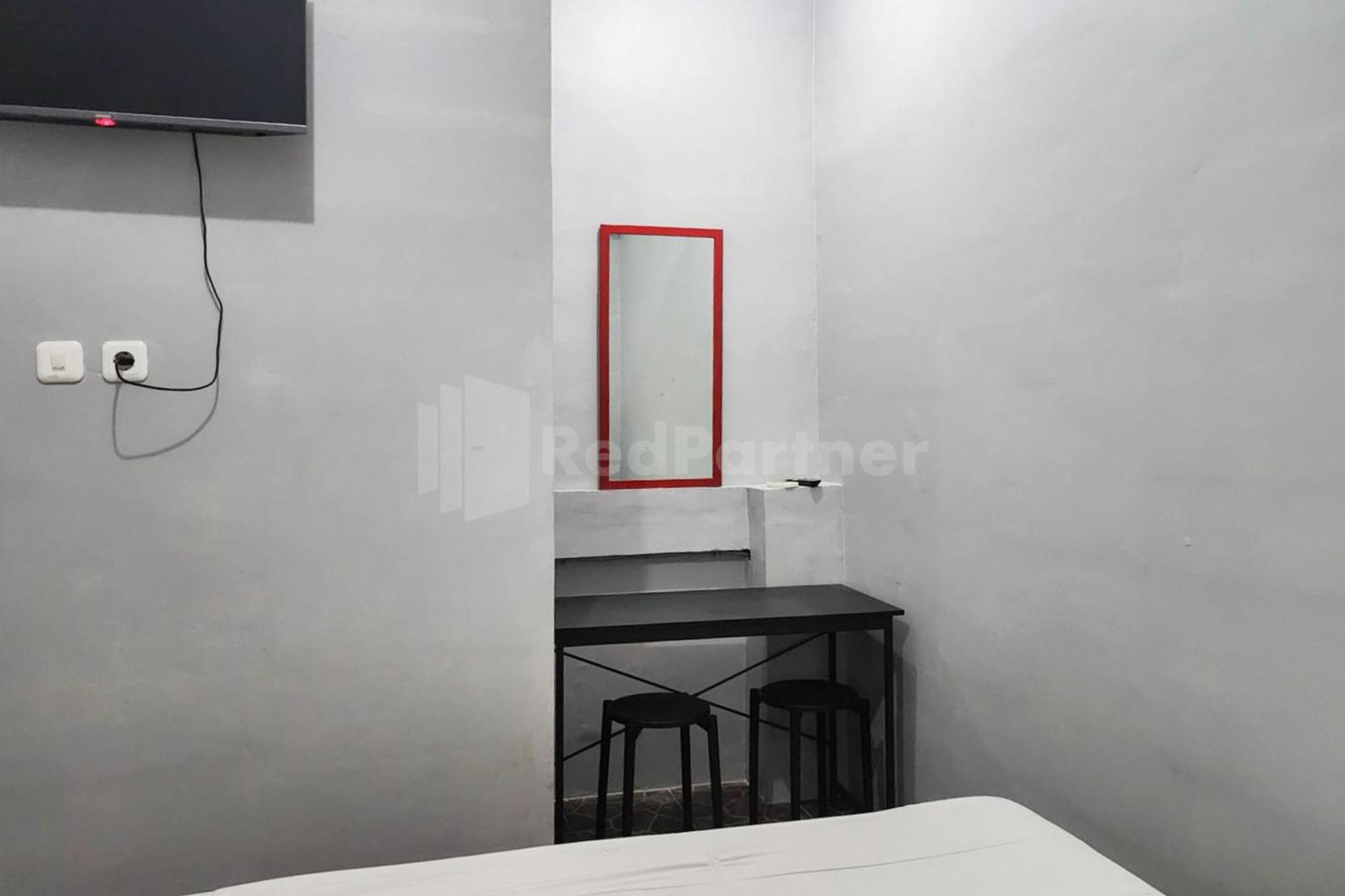 Puspita Homestay Mitra Reddoorz Bekasi Esterno foto
