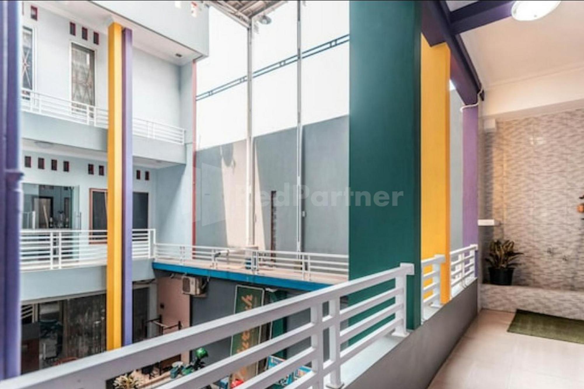 Puspita Homestay Mitra Reddoorz Bekasi Esterno foto