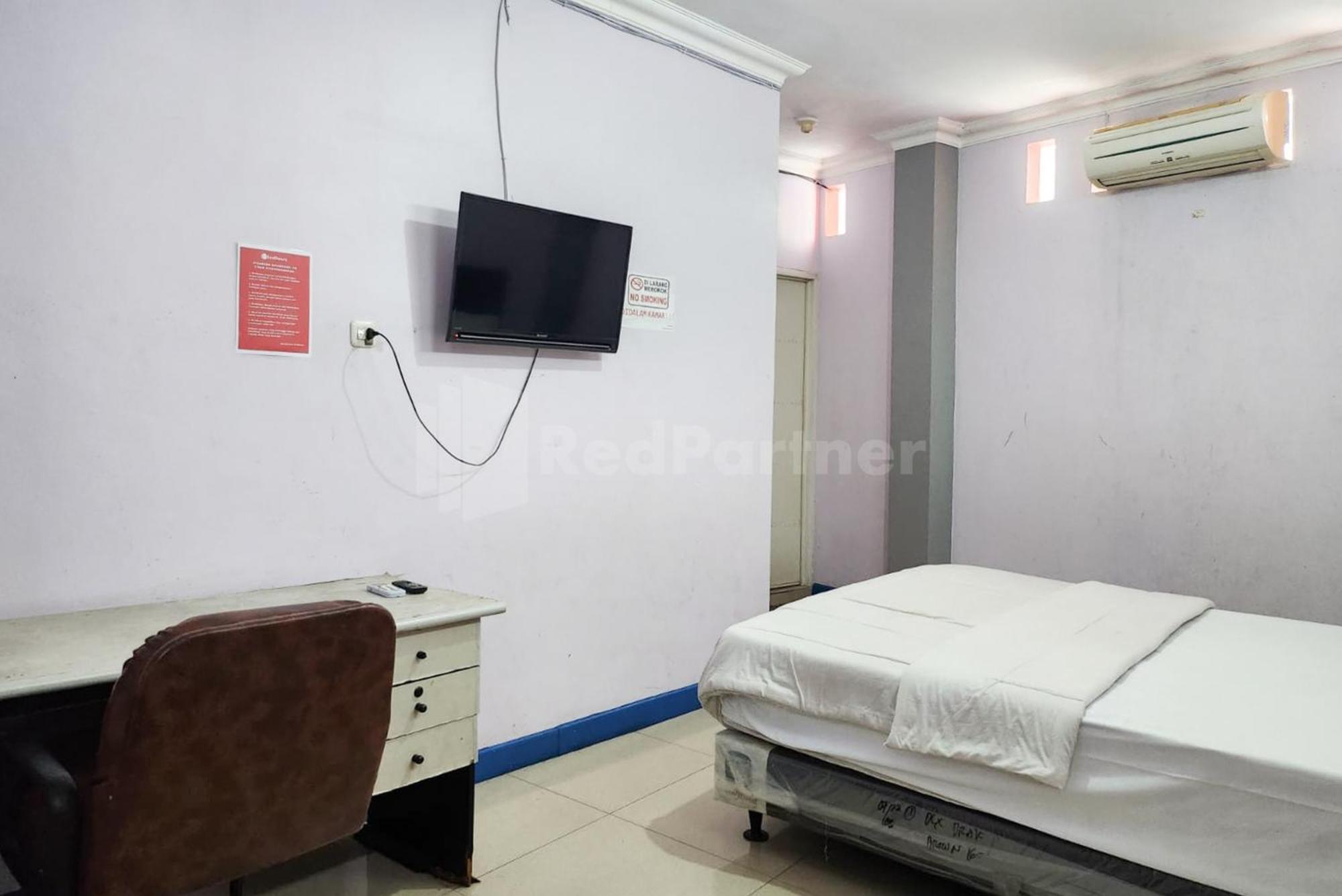 Puspita Homestay Mitra Reddoorz Bekasi Esterno foto