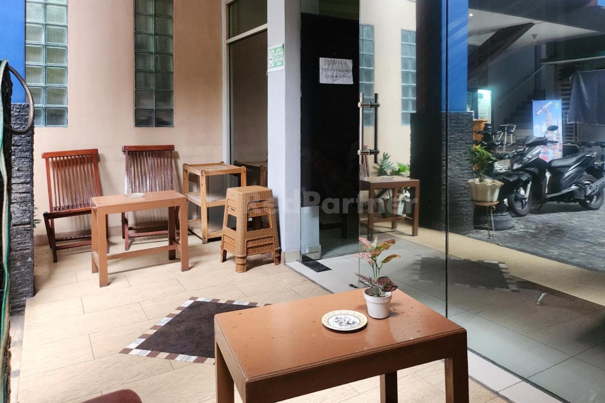 Puspita Homestay Mitra Reddoorz Bekasi Esterno foto