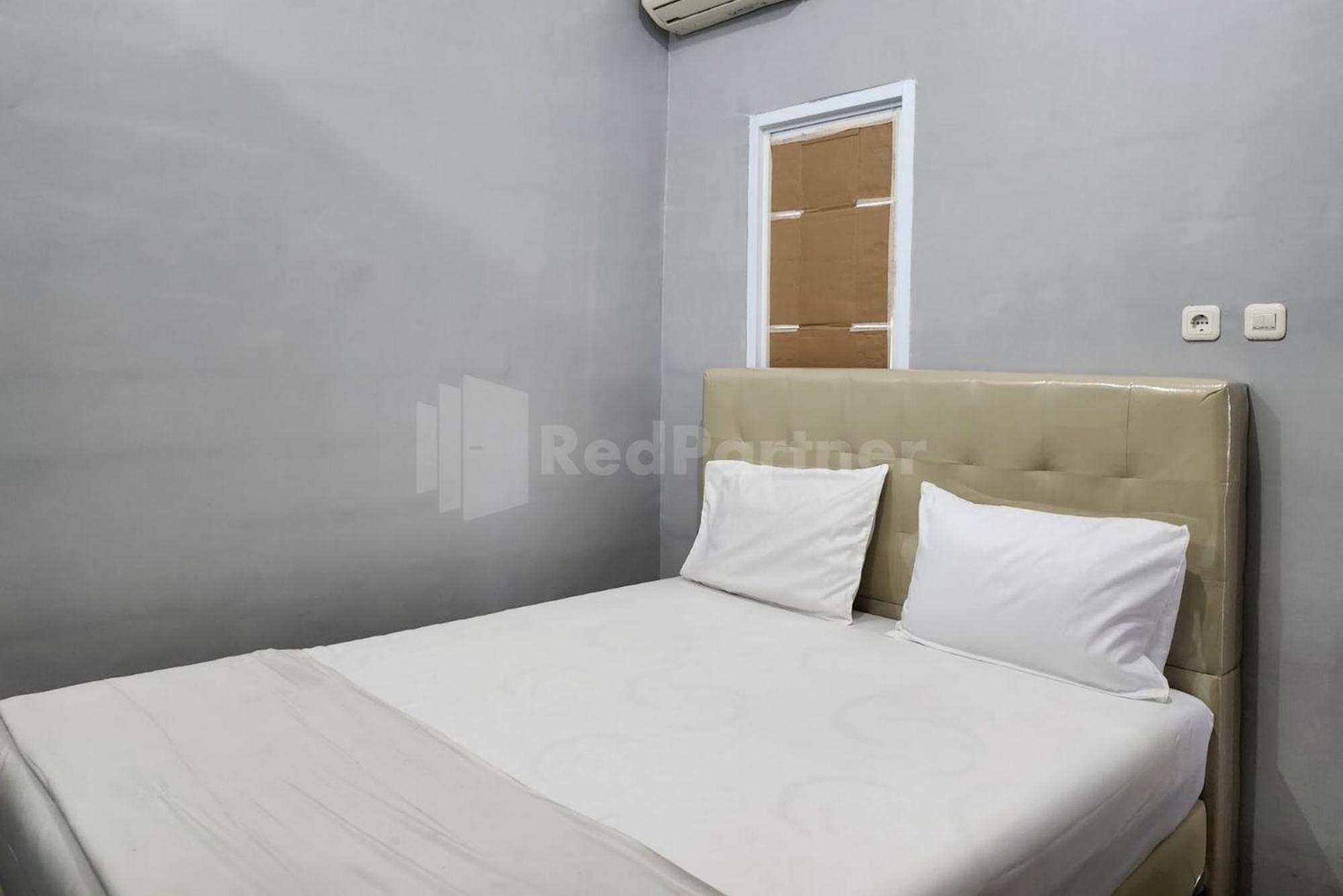 Puspita Homestay Mitra Reddoorz Bekasi Esterno foto