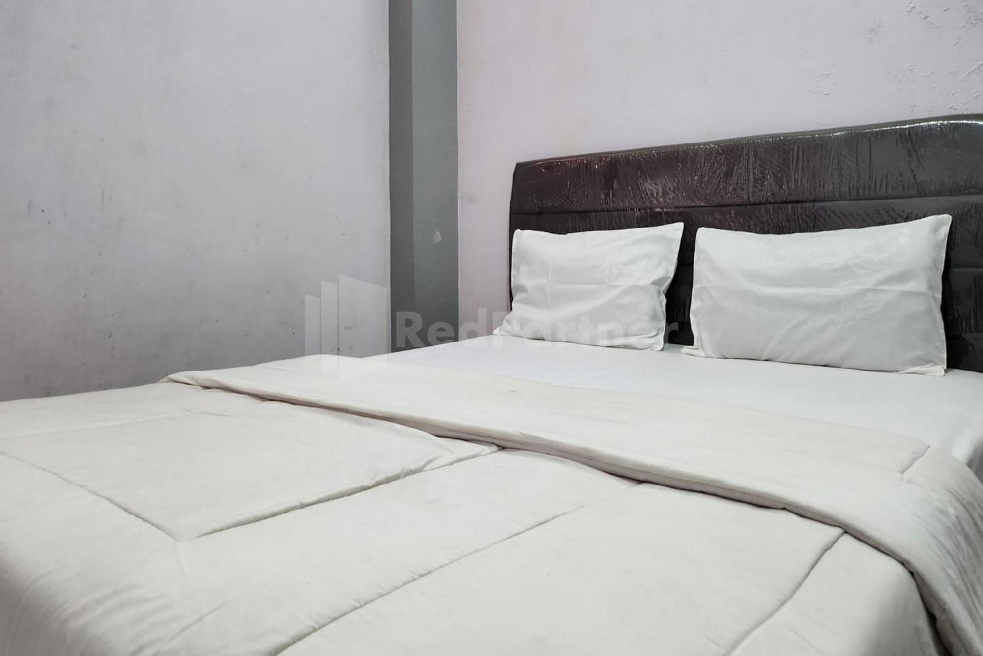 Puspita Homestay Mitra Reddoorz Bekasi Esterno foto