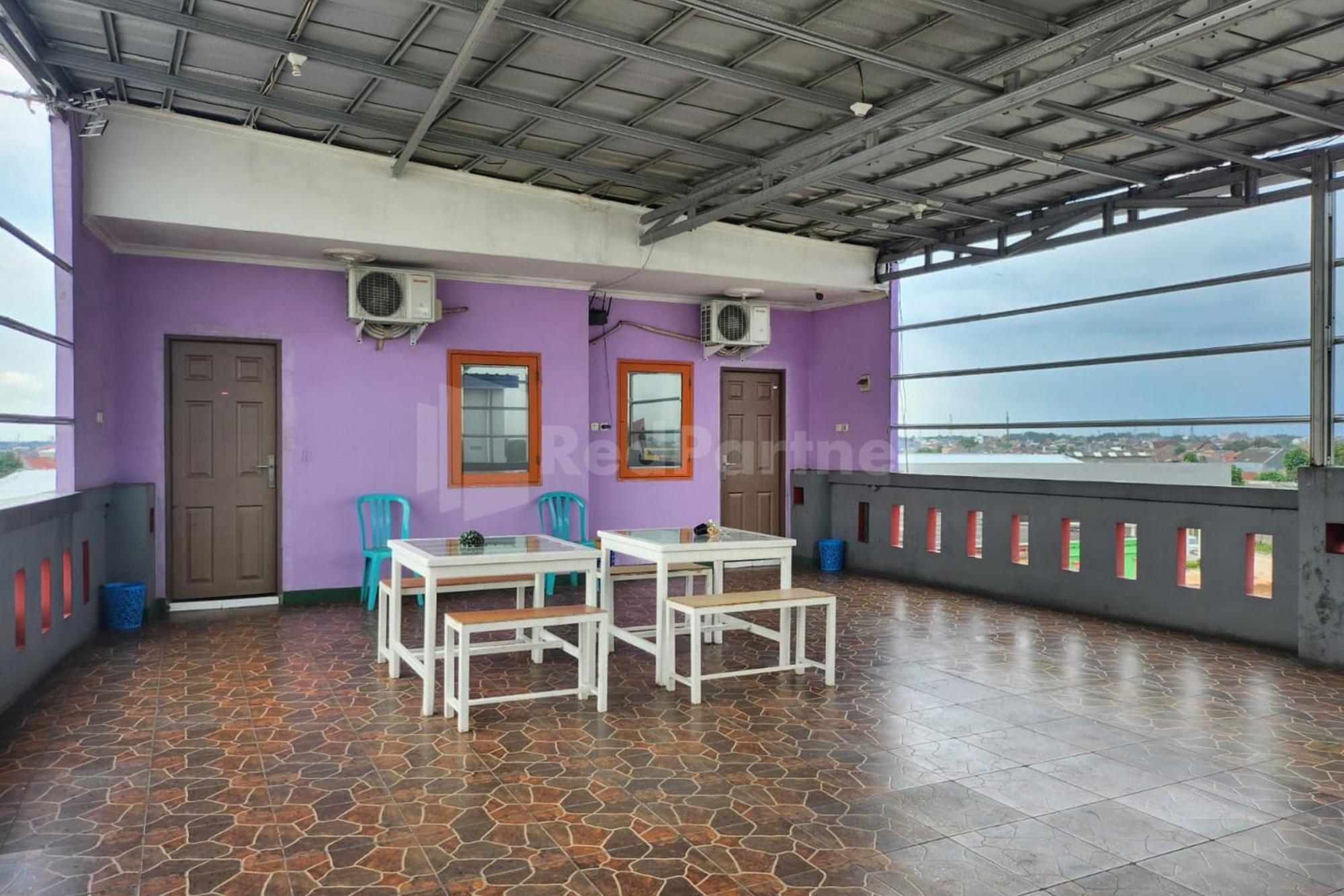 Puspita Homestay Mitra Reddoorz Bekasi Esterno foto