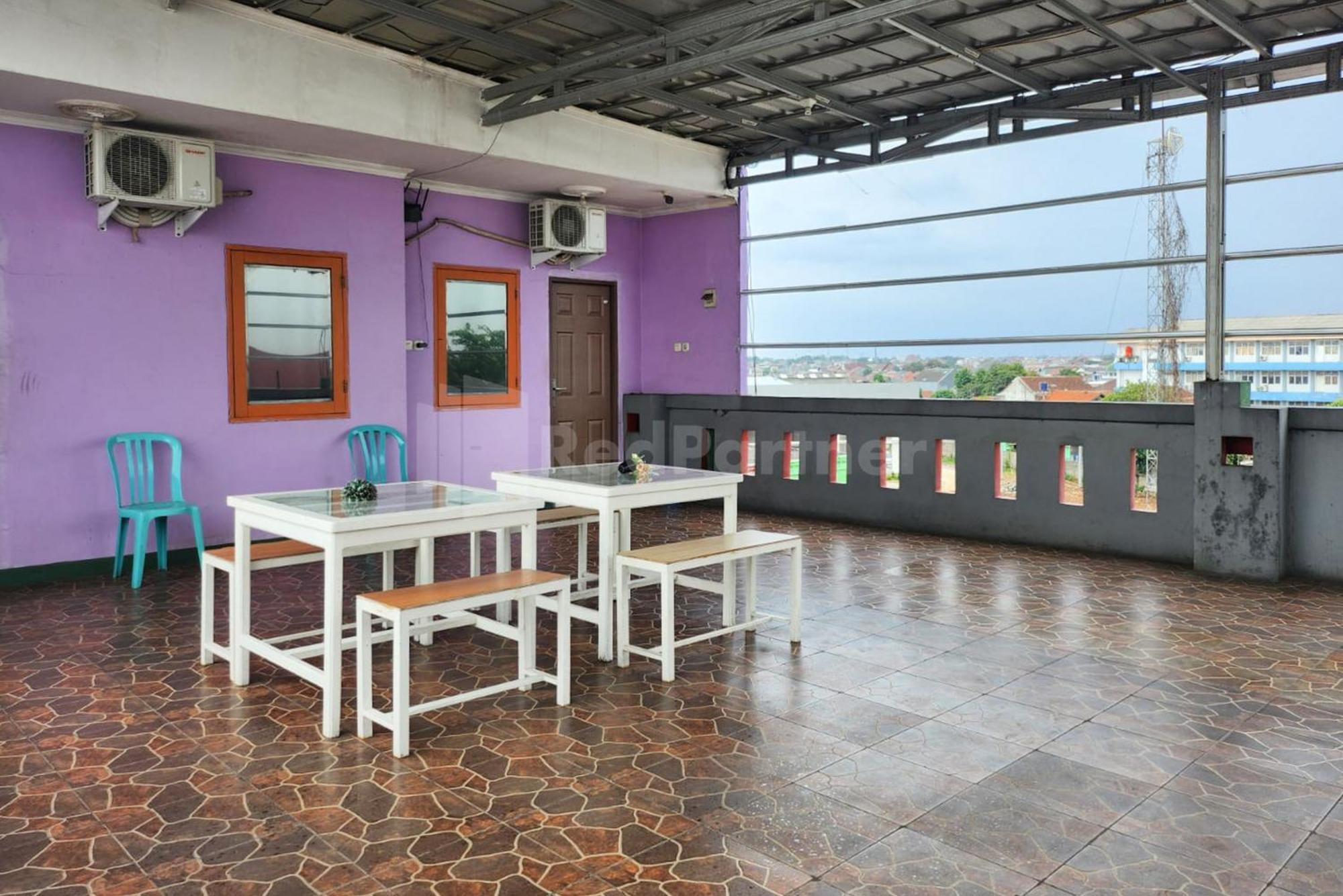 Puspita Homestay Mitra Reddoorz Bekasi Esterno foto