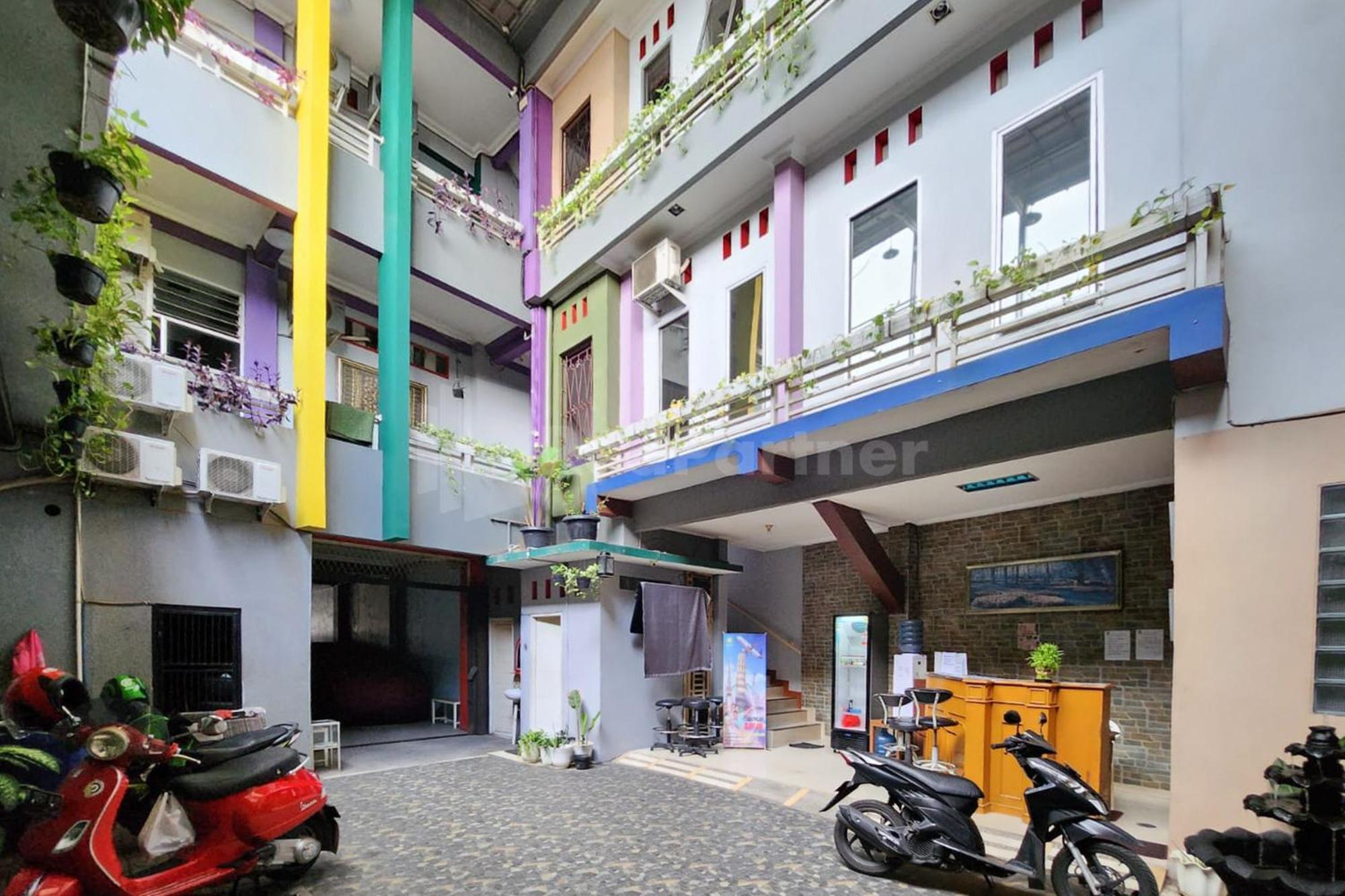 Puspita Homestay Mitra Reddoorz Bekasi Esterno foto