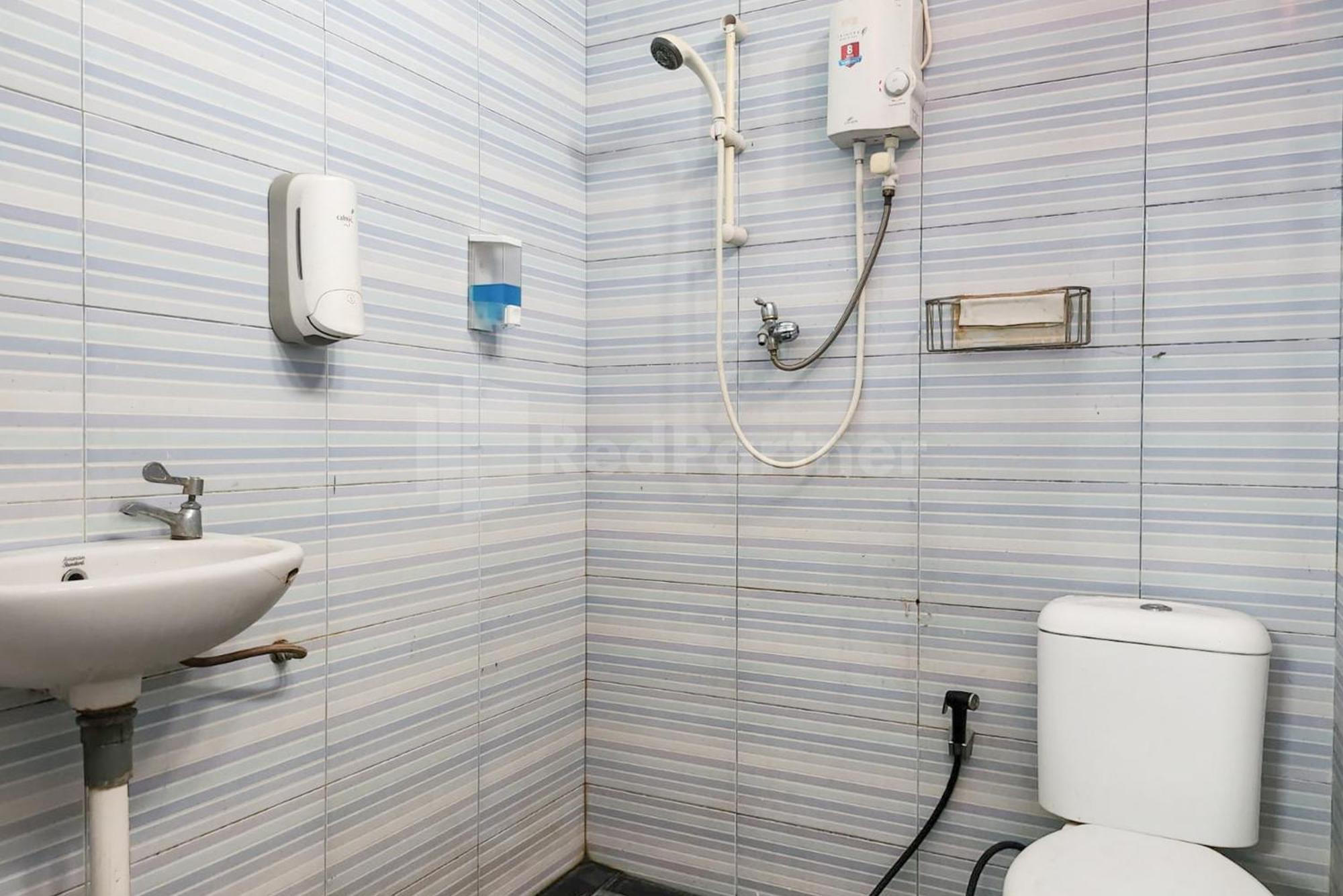 Puspita Homestay Mitra Reddoorz Bekasi Esterno foto